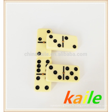 Double 6 domino jaune clair dans une boîte en bois